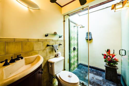 Ένα μπάνιο στο Casa Arrecife - 5bdr Beachfront Villa - Ethereal sunsets