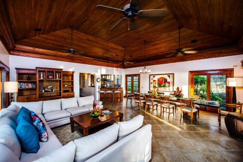 Χώρος καθιστικού στο Casa Arrecife - 5bdr Beachfront Villa - Ethereal sunsets