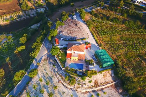Άποψη από ψηλά του Villa Mouttali