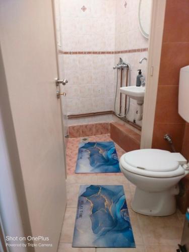 a bathroom withspectacular floor drains in the floor of a toilet at Central Sophisticated Studio Pyrgos near Olympia in Pyrgos