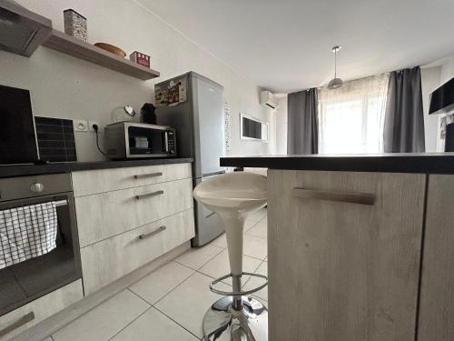 - une cuisine avec un comptoir et un four micro-ondes dans l'établissement « Terrasse Monticelli » by les Clefs de Charlotte, à Vitrolles