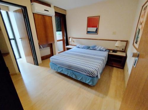 1 dormitorio con 1 cama con edredón azul en Flat 1 Dormitório Campo Belo/Moema Próx Aeroporto Congonhas, en São Paulo