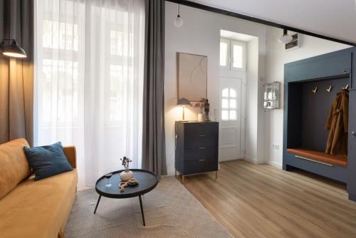 una sala de estar con un sofá y una mesa en P432 Elitehost Podmaniczky Apartment, en Budapest
