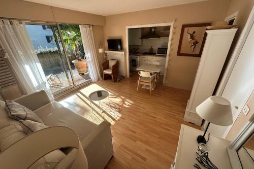 un salon avec un canapé et une table dans l'établissement Pretty haven of peace near the sea, à La Baule