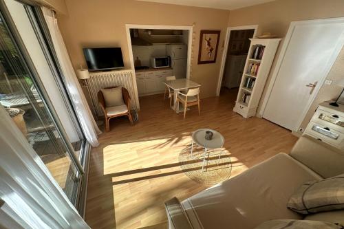 un salon avec un canapé et une table dans l'établissement Pretty haven of peace near the sea, à La Baule