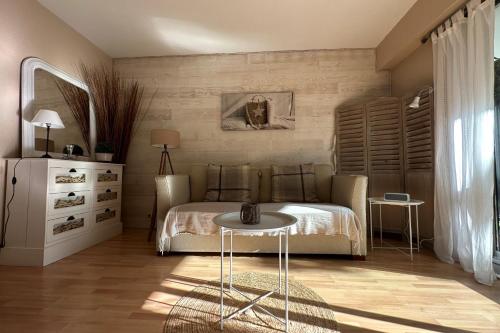 um quarto com uma cama e uma mesa em Pretty haven of peace near the sea em La Baule