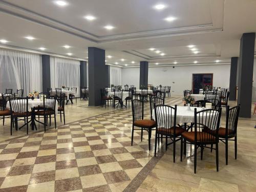 een grote feestzaal met tafels en stoelen bij VANNA DELUXE TERMAL HOTEL SPA in Hamamözü