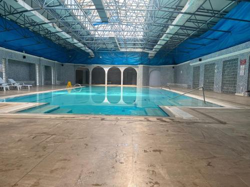 een groot zwembad in een groot gebouw bij VANNA DELUXE TERMAL HOTEL SPA in Hamamözü