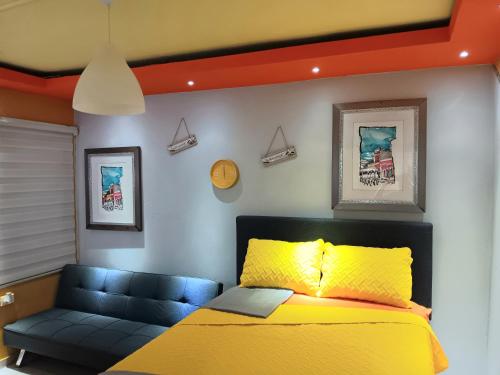 1 dormitorio con cama amarilla y sofá en Villahouse3 en Vega Baja