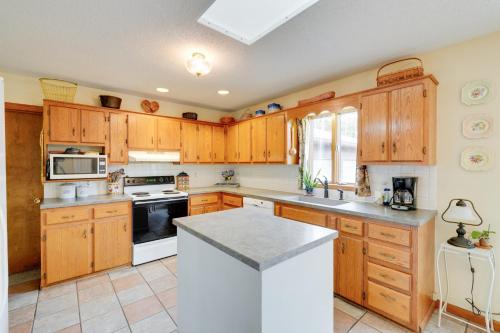 Küche/Küchenzeile in der Unterkunft Jonesborough Home on 8 Acres with Mountain Views!