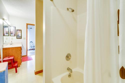 y baño con bañera y cortina de ducha. en Jonesborough Home on 8 Acres with Mountain Views!, en Jonesborough