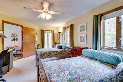 1 dormitorio con 2 camas y ventilador de techo en Jonesborough Home on 8 Acres with Mountain Views!, en Jonesborough