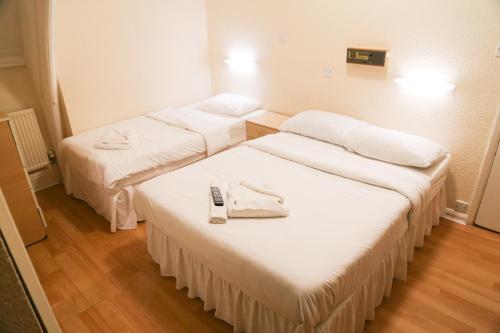 Croft Hotel tesisinde bir odada yatak veya yataklar