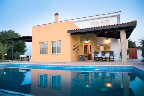 Πισίνα στο ή κοντά στο Villa Mouttali
