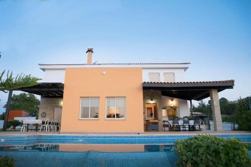 Πισίνα στο ή κοντά στο Villa Mouttali