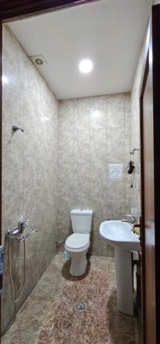 y baño con aseo y lavamanos. en 7 Rooms, en Tiflis