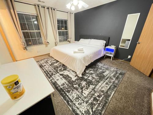 um quarto com uma cama branca e um tapete em 7Pines Retreat em Omaha