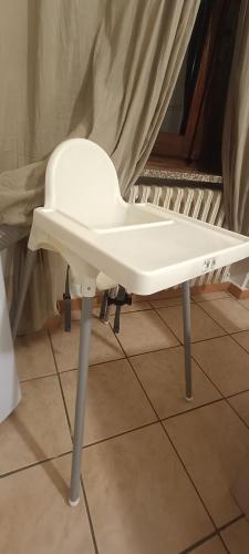 a white chair sitting on top of a floor at Appartamento Beatrice in Villanova dʼAsti