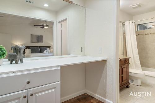 ein Badezimmer mit einer weißen Theke und einem WC in der Unterkunft Family Friendly ATX Home for 10 Wifi and Cozy Deck in Austin