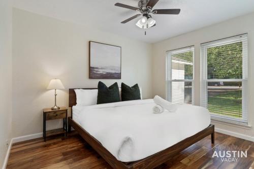 sypialnia z dużym białym łóżkiem i oknem w obiekcie Family Friendly ATX Home for 10 Wifi and Cozy Deck w mieście Austin