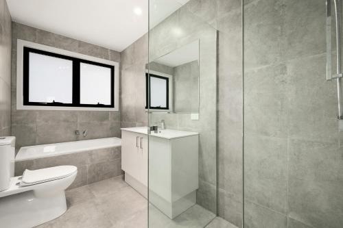 y baño con aseo, lavabo y ducha. en Comfortable bedroom in a beautiful suburb, en St Albans