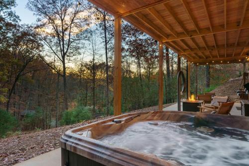 einen Whirlpool unter einem Holzpavillon mit Waldblick in der Unterkunft Shalom in the Wood in Mineral Bluff
