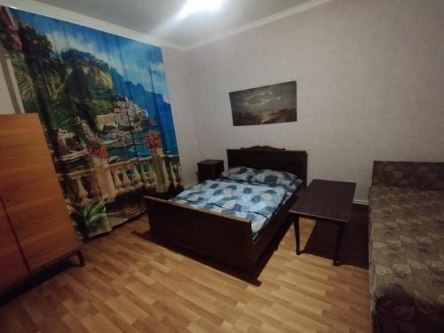 um quarto com uma cama e um quadro na parede em Guest House Ed&Er em Argavand