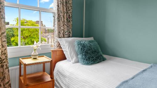 倫敦的住宿－Ultra Central London, Modern Flat in Leafy Street，一间卧室设有一张床和一个窗口