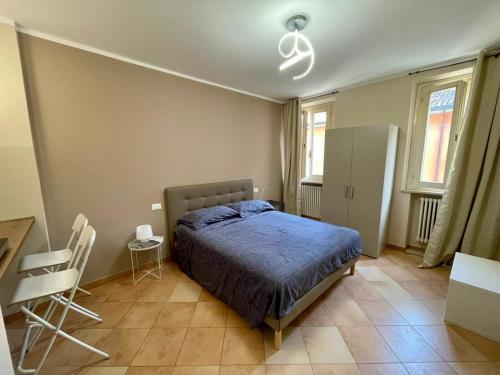 een slaapkamer met een bed en een tafel en stoelen bij La Rosa Cesena in Cesena