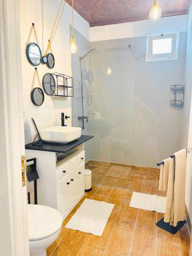 a bathroom with a sink and a shower at HOTELITO RURAL GA7COLORES only adult in Montaña Blanca