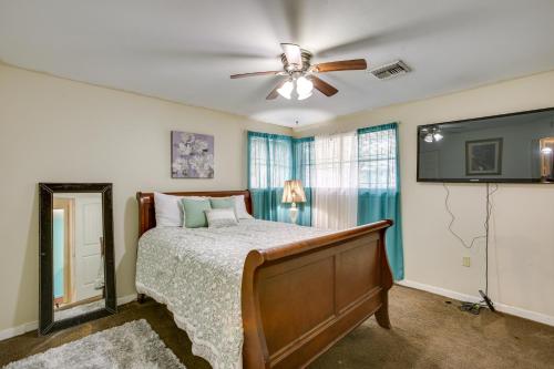 Schlafzimmer mit einem Bett und einem Deckenventilator in der Unterkunft New Orleans Escape Near Theme Parks and Downtown! in New Orleans