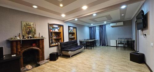 sala de estar con sofá y chimenea en 7 Rooms, en Tiflis