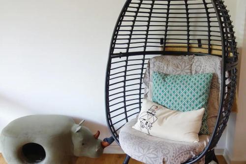 a black cage bed with a chair and a pillow at Le Raisonnable in Porto