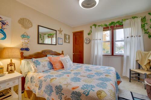 Schlafzimmer mit einem Bett und einem Fenster in der Unterkunft Harmony Home with Fire Pit 5 Mi to Niagara Cave! 