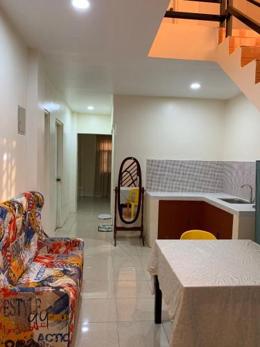 ein Wohnzimmer mit Couch und Tisch in der Unterkunft Duran Pool & Guesthouse in Sison