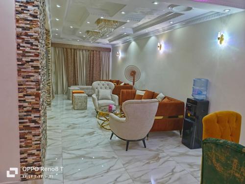 Posezení v ubytování شقة فندقيه فاخرة بمنطقة المعادى صف اول جميع الغرف تطل على النيل A luxury hotel apartment in Maadi, first row. All rooms overlook the Nile