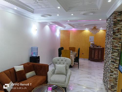 Posezení v ubytování شقة فندقيه فاخرة بمنطقة المعادى صف اول جميع الغرف تطل على النيل A luxury hotel apartment in Maadi, first row. All rooms overlook the Nile