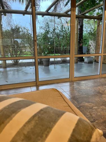 una camera da letto con vista sul patio attraverso una finestra di Botanico a Villa Elisa