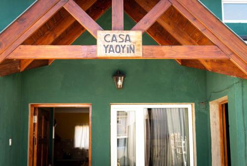 Casa Yaoyín في إل تشالتين: علامة تشير إلى أن كازا كساتاون تقع في منزل أخضر