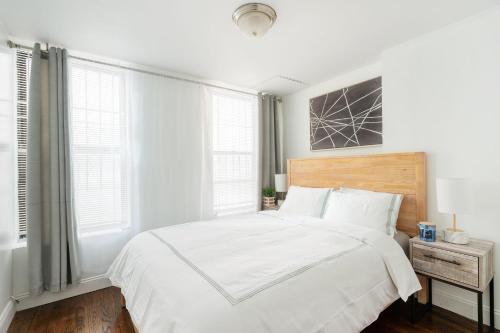 紐約的住宿－1435-3-3 Bedrooms 2Bath W D Prime Upper east，白色卧室设有大床和窗户