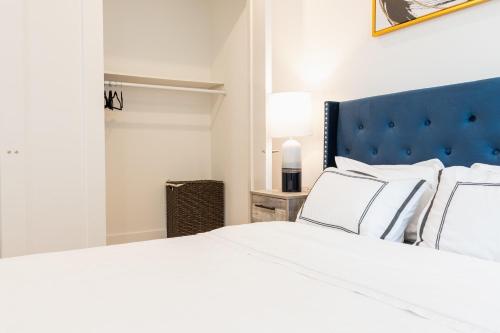 Katil atau katil-katil dalam bilik di 149BK-302 New Construction 1BR WD in unit Balcony