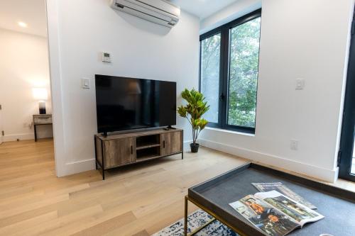 Televisyen dan/atau pusat hiburan di 149BK-302 New Construction 1BR WD in unit Balcony