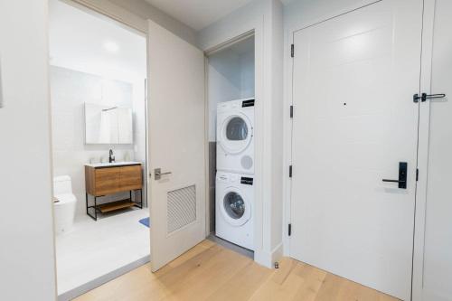 eine weiße Waschküche mit Waschmaschine und Trockner in der Unterkunft 149-301 New Construcion 1BR Prime BK WD in unit in Brooklyn