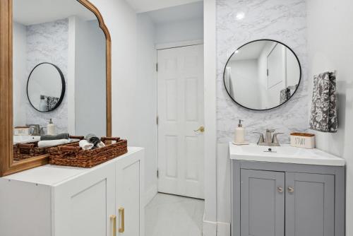 La salle de bains est pourvue d'un lavabo et d'un miroir. dans l'établissement Amalfi Cottage - 1 1 Tropical Paradise in Grove, à Miami