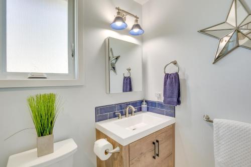 A bathroom at Ocean-View Hideaway, Walk to Imperial Beach