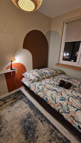 Un dormitorio con una cama con una bolsa. en Apartament Poselska en Legnica