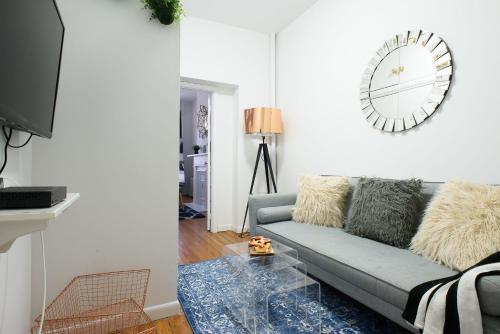 Zona de estar de 1571-4S 2BR 2 blocks from Subway Upper East Side