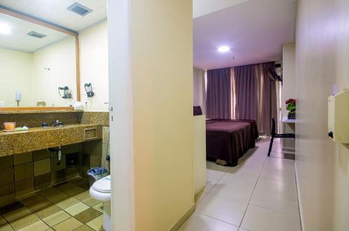 La salle de bains est pourvue de toilettes, d'un lavabo et d'un lit. dans l'établissement Hotel Nacional Inn Rio Copacabana, à Rio de Janeiro
