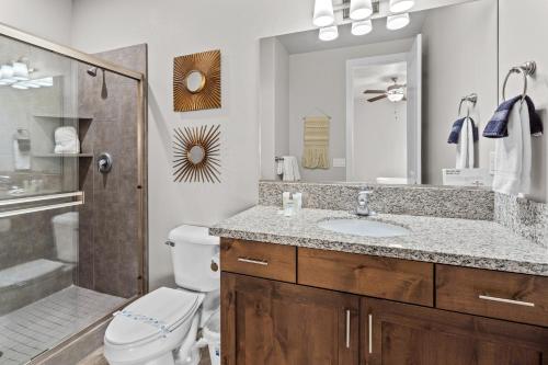 Vannituba majutusasutuses Paradise Village 115 Poolside Heaven Private Hot Tub and Ping Pong Table, Community Water Park and Kids Cove