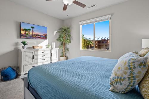 Voodi või voodid majutusasutuse Paradise Village 115 Poolside Heaven Private Hot Tub and Ping Pong Table, Community Water Park and Kids Cove toas